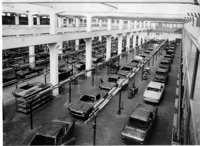 The Fiat 2300 S coupé under production.